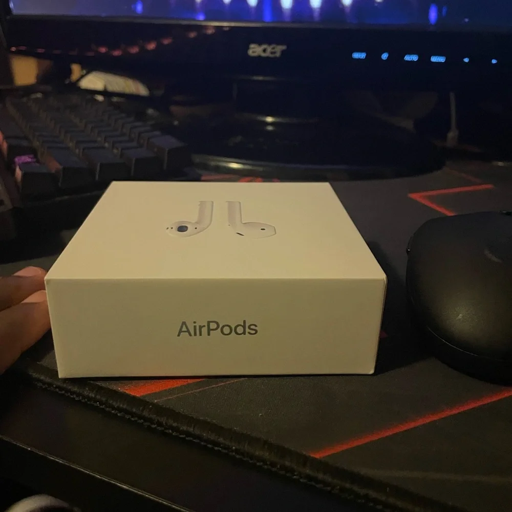 Apple AirPods in Classic White